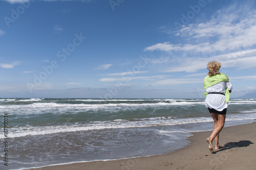Paseando junto a la orilla de la playa disfrutando del día © Antonio ciero