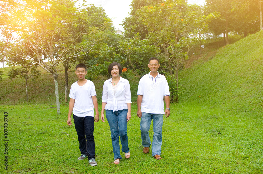 Fototapeta premium Asian Family