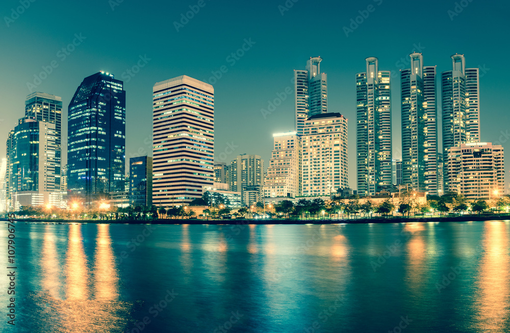 Fototapeta premium cityscape at night with vintage tone