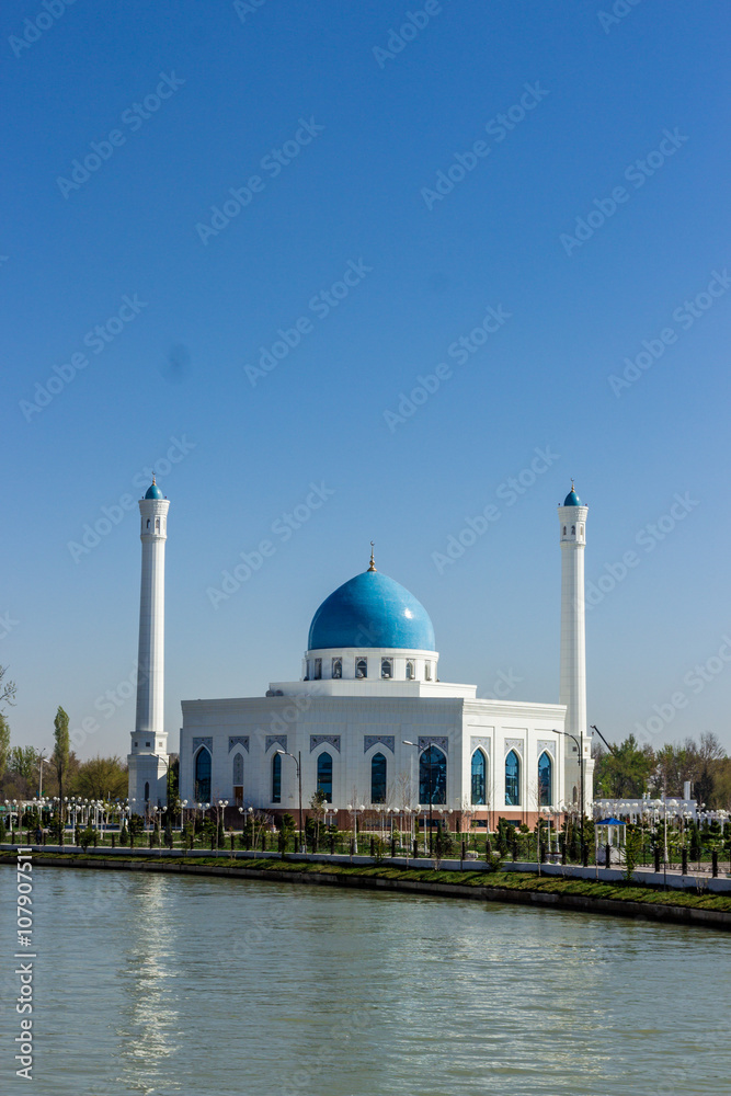 Obraz premium White mosque Minor and canal in Tashkent, Uzbekistan