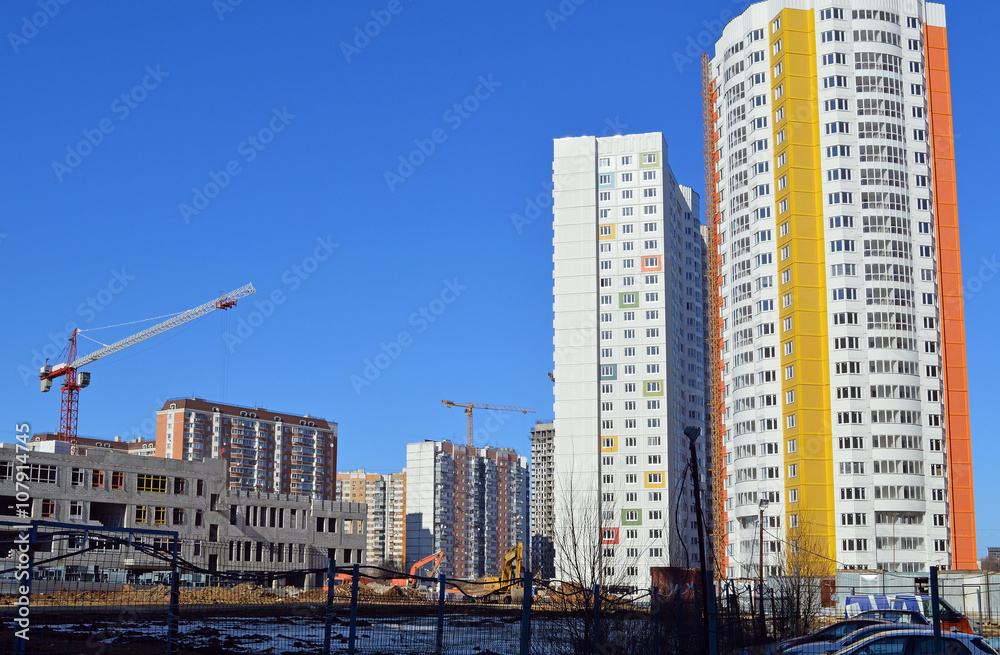 Obraz premium Строительство здания новой школы и новостройки