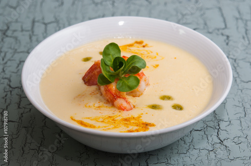 Plato de crema con gambas y curry