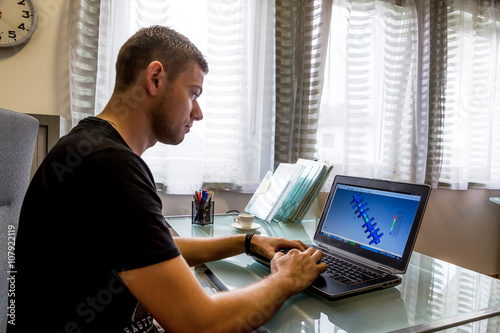 Mann arbeitet auf einem Computer
