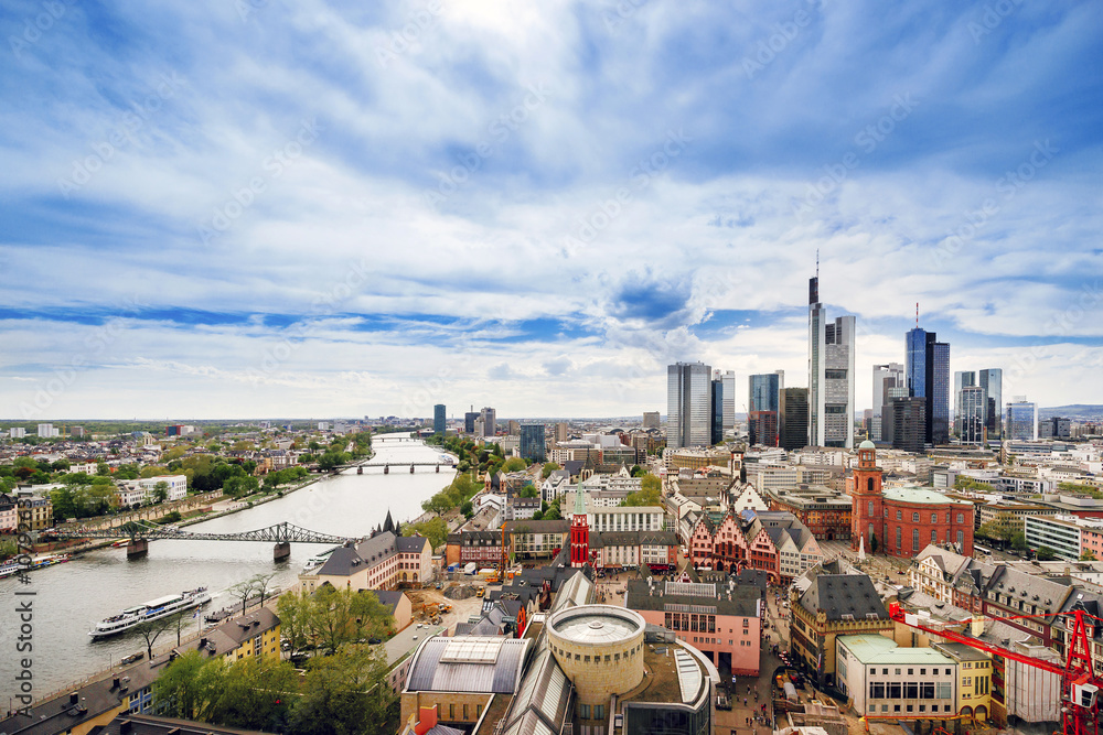 Obraz premium Panoramic view on Frankfurt skyline and Romerberg City Hall Square