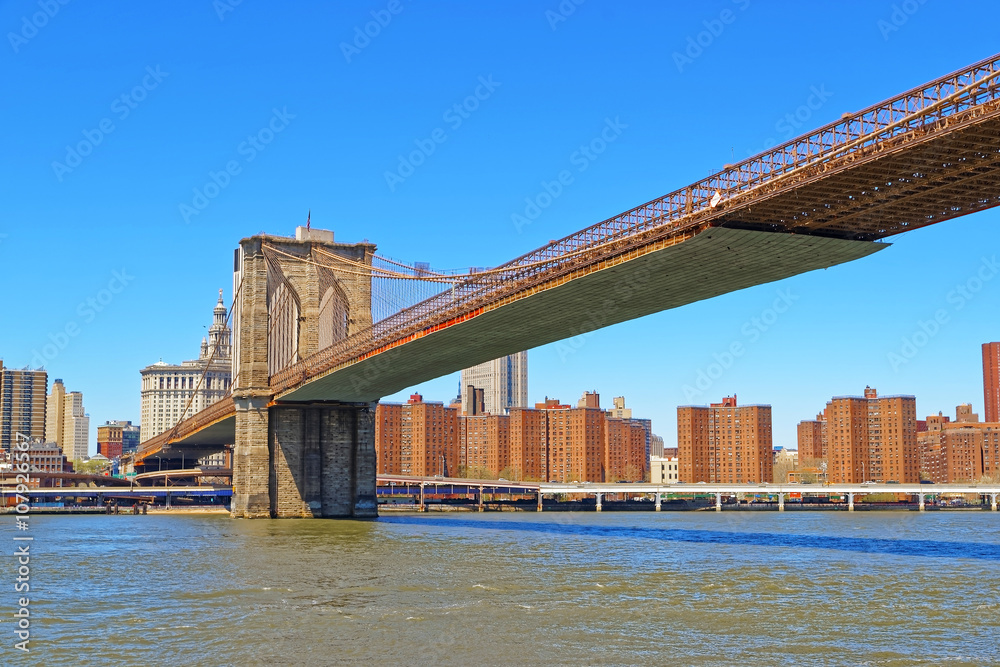 Naklejka premium Zobacz na Brooklyn Bridge nad East River