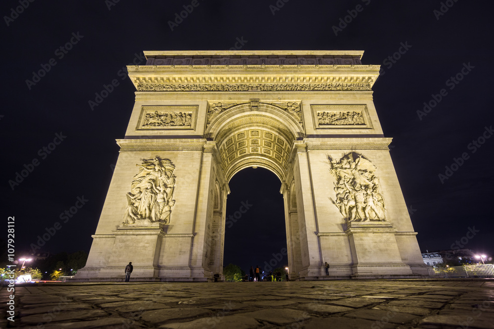 Wide Arc de Triomphe at night