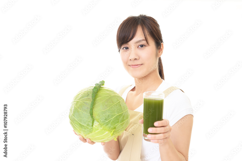 野菜ジュースを持つ笑顔の女性