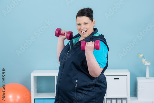 übergewichtige frau trainiert ehrgeizig photo