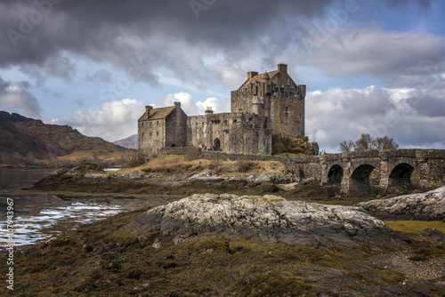 Quadro su tela Moody Sky behind Eilean Donnnan Castle