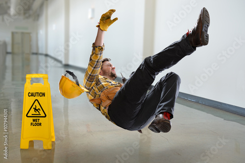 Fotografia Worker Falling on Wet Floor