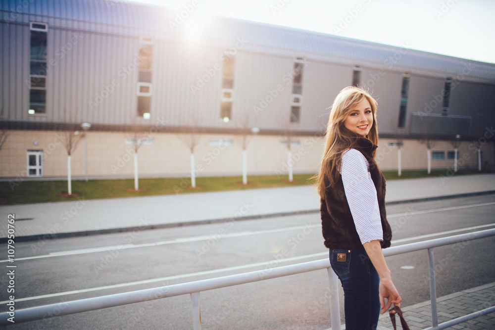 Obraz premium amazing happy girl walking on the street