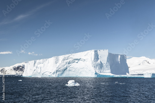 Snow and ices of the Antarctic islands