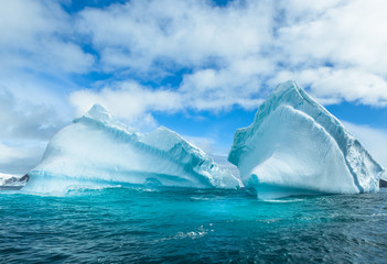Poster Antarctica Besneeuwde Antarctische eilanden in winterlicht  © kalafoto