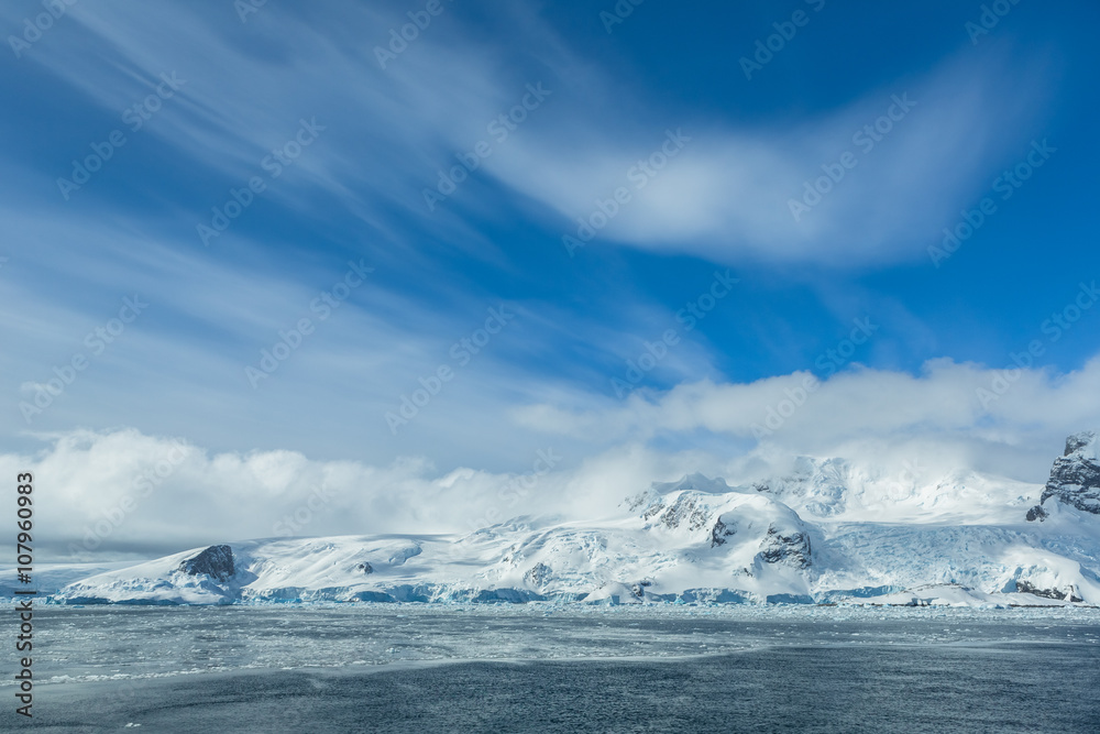 Obraz premium Snow and ices of the Antarctic islands