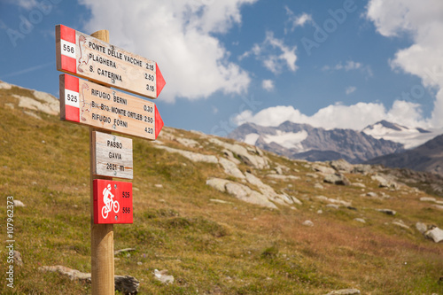 cartelli che indicano sentieri di montagna