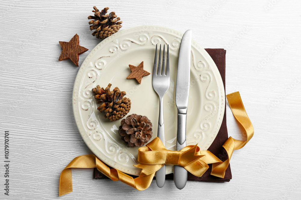 Φωτογραφία Christmas serving cutlery on plate and napkin over light wooden table