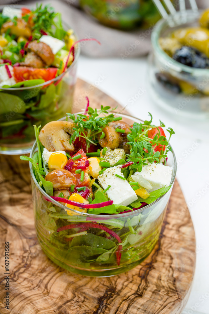 Salat im Glas mit eingelegten Pilzen Salat im Glas mit eingelegten Pilzen