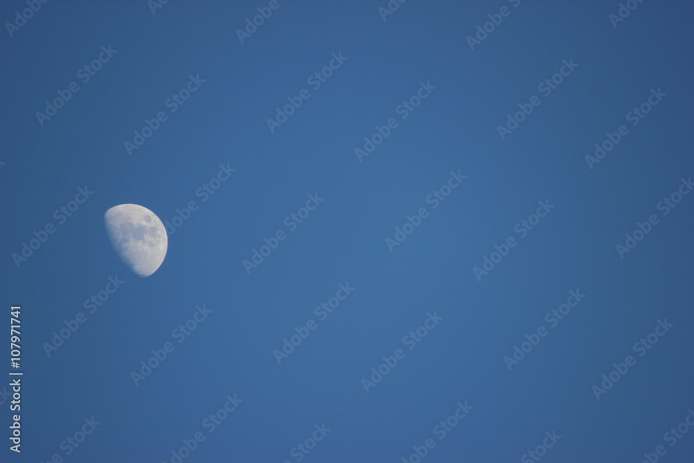 Zunehmender Mond am blauen Himmel Zunehmender Mond am blauen Himmel
