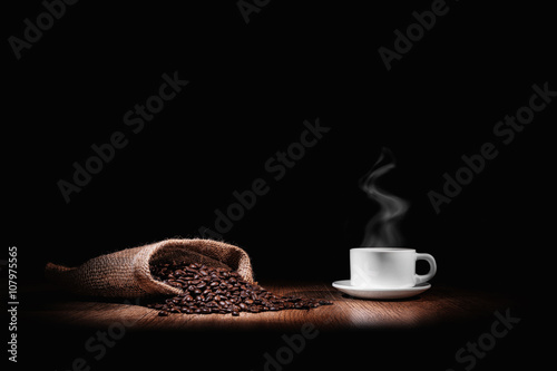 grains de café avec une tasse blanche