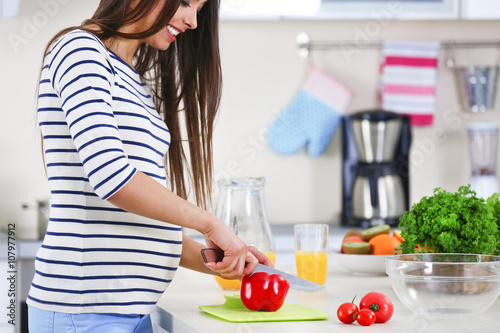 Pregnant woman preparing ve...