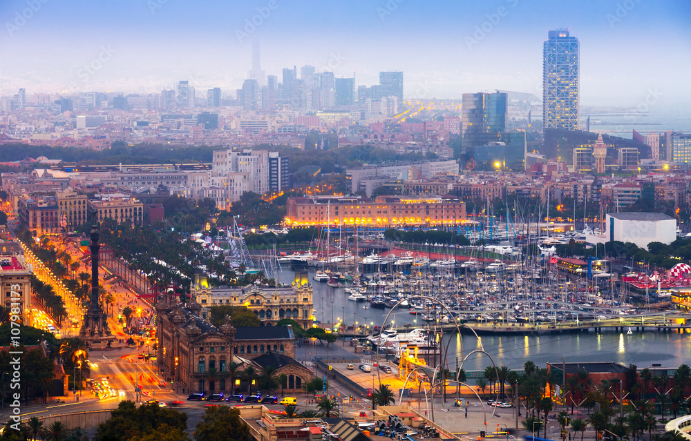 Naklejka premium Widok na Port Vell w Barcelonie w nocy
