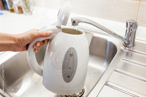 Obraz na płótnie Pouring water into an electric kettle w salonie