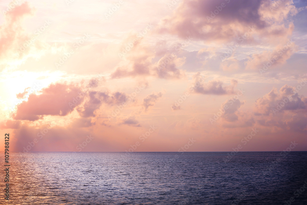 Fototapeta premium Sunrise over the tropical ocean