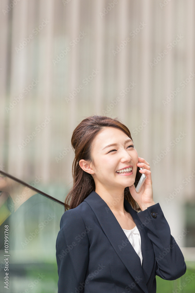 電話をする女性　ビジネス