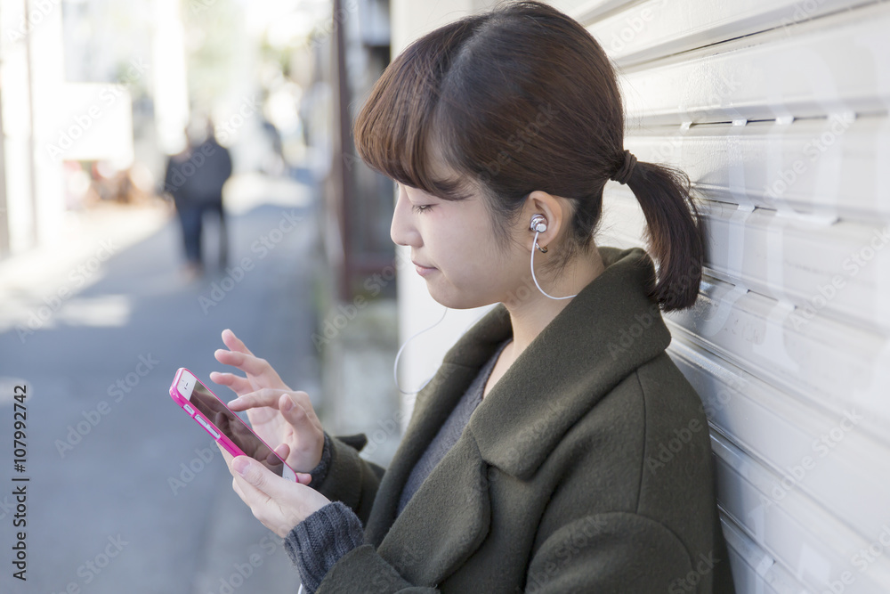 女性 スマホ イヤホン 聴く 外 冬服 裏原宿 横顔 Stock Photo Adobe Stock