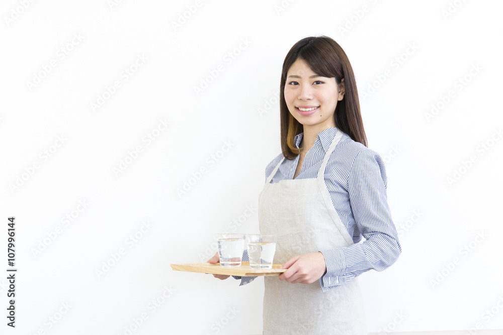 女性　エプロン　トレー　コップ