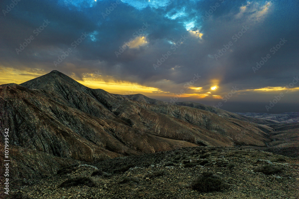 Obraz premium Scenic sunset in the vulcan mountains of the island Fuerteventur