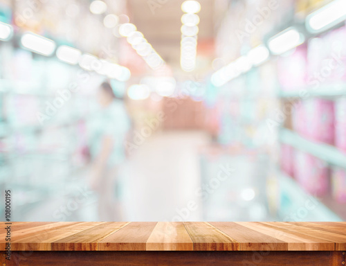 Empty wood table and blurred supermarket background. product dis