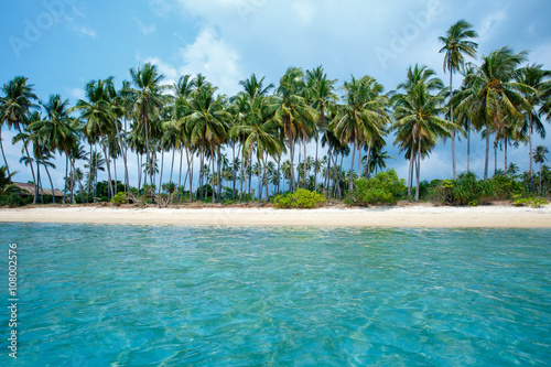 Tropical beach and coconut palms in Koh Samui, Thailand © levranii