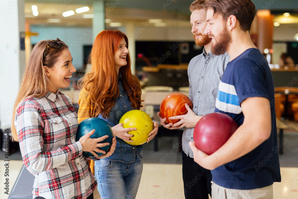 Obraz premium Friends enjoying bowling at club