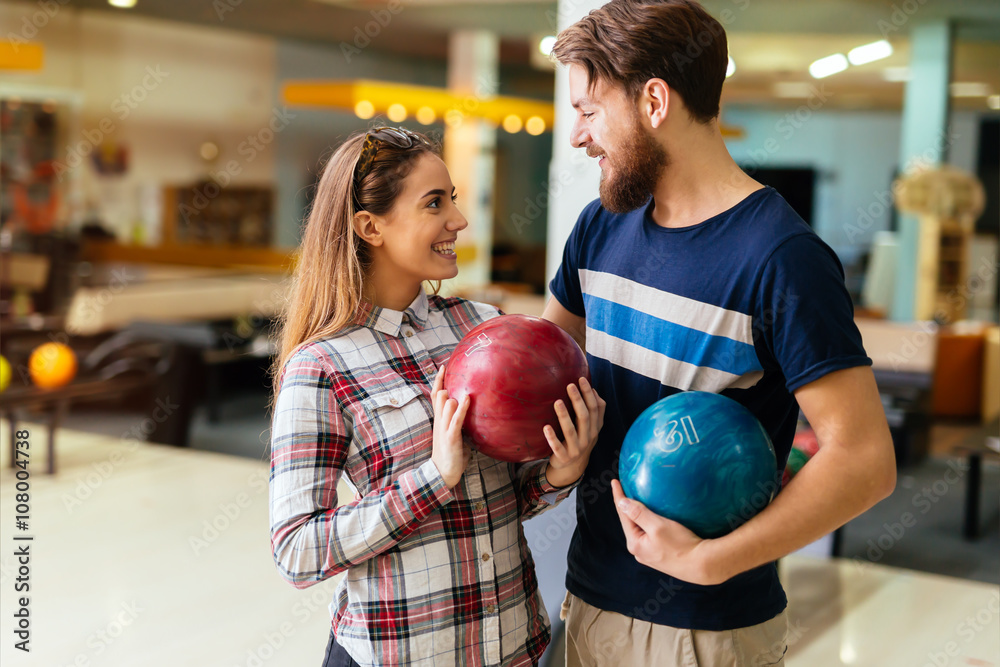 Obraz premium Beautiful couple dating and bowling