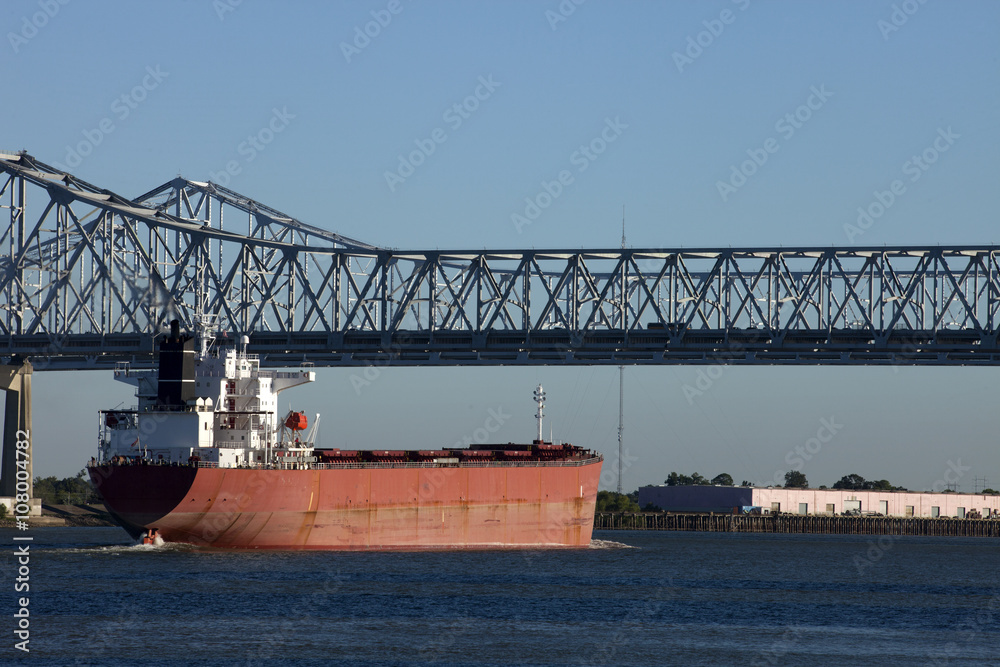 Obraz premium Tanker on the Mississippi River in New Orleans, Louisiana going around Algiers Point