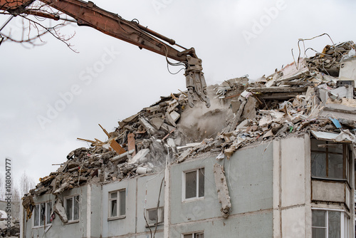Demolition of a residential house using building hydraulic shears
