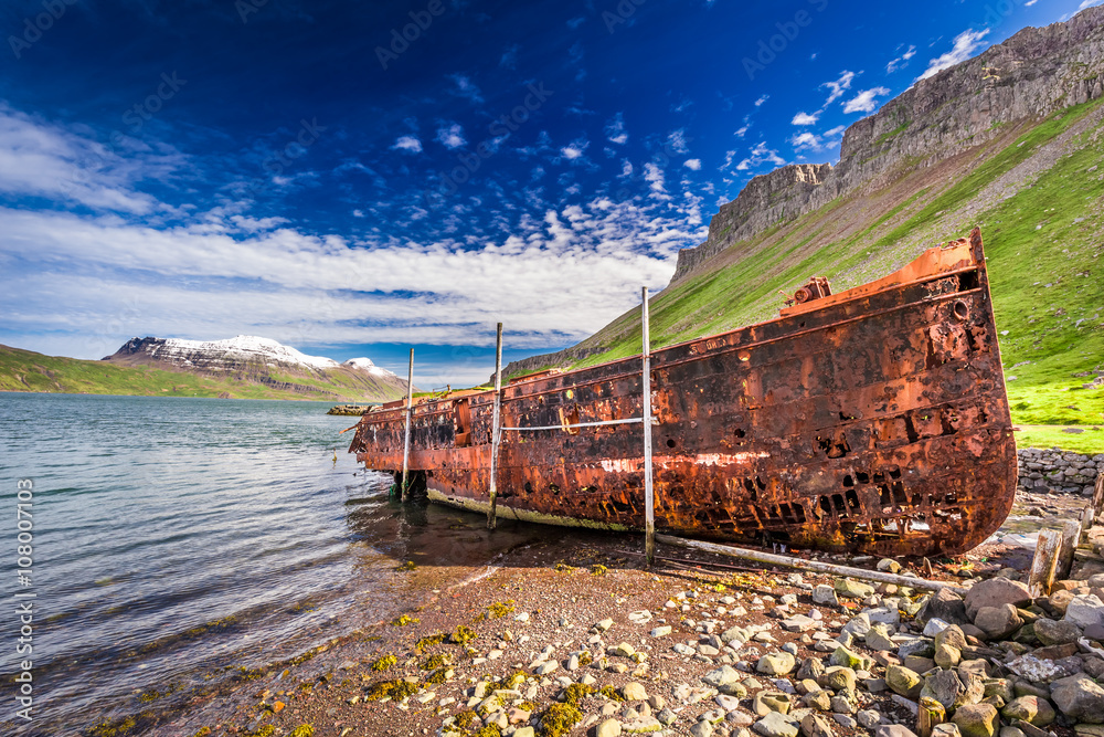Fototapeta premium Old ship wreck in Iceland