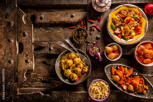 Fotografía Traditional Tajine Dishes on Old Wooden Table