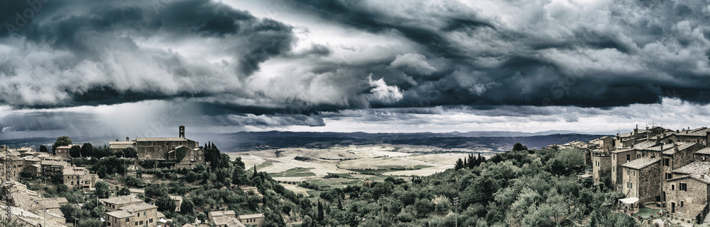 Obraz premium Montalcino, stare historyczne średniowieczne miasto, Włochy. W tle toskański krajobraz - panorama