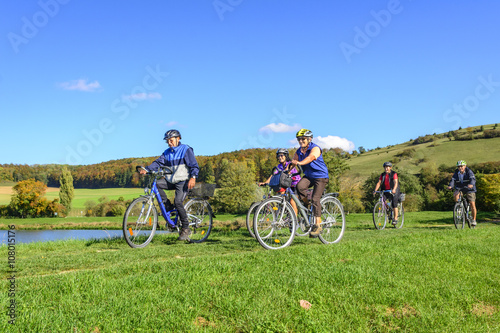 Eine Gruppe Senioren macht eine Fahrrad-Tour