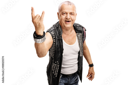 Obraz na plátně Senior punker dělat hardcore gesto