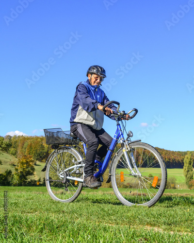 Älterer Mann beim Radfahren im Grünen