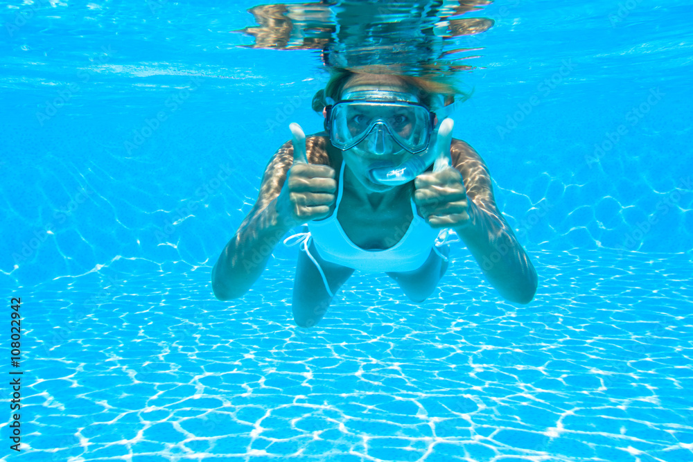 femme avec un masque et un tuba dans une piscine sous l'eau Photos | Adobe  Stock