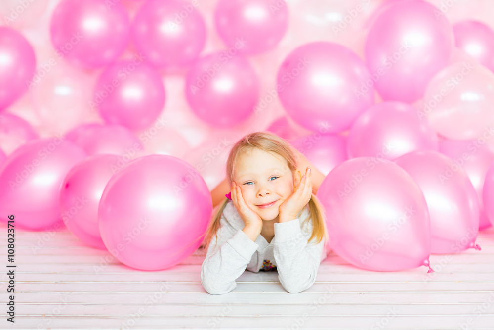 Naklejka premium little girl playing with pink balloons