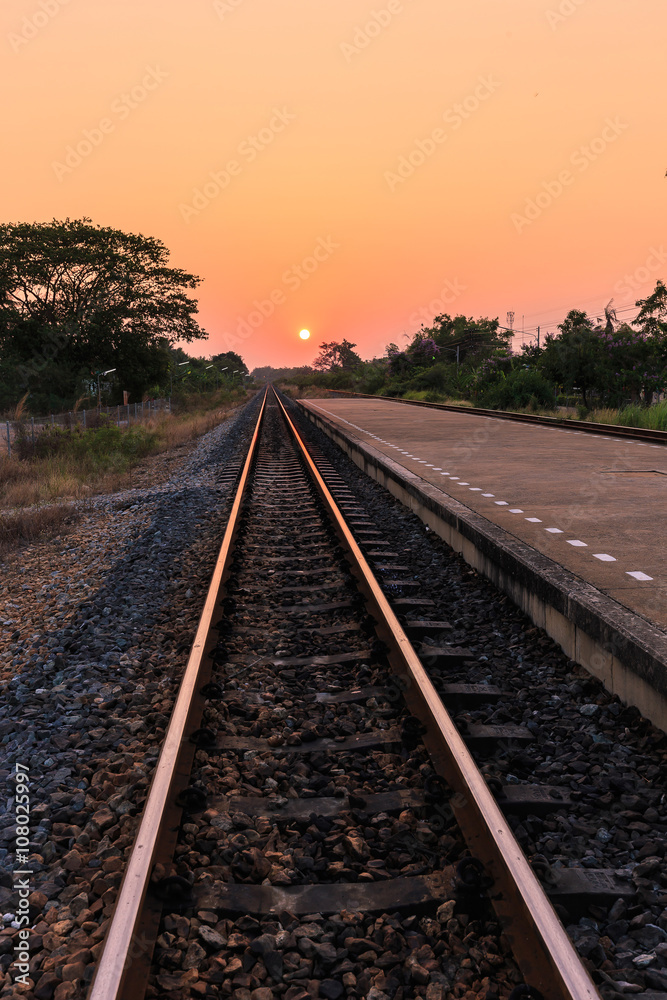 Obraz premium Sunset over railroad