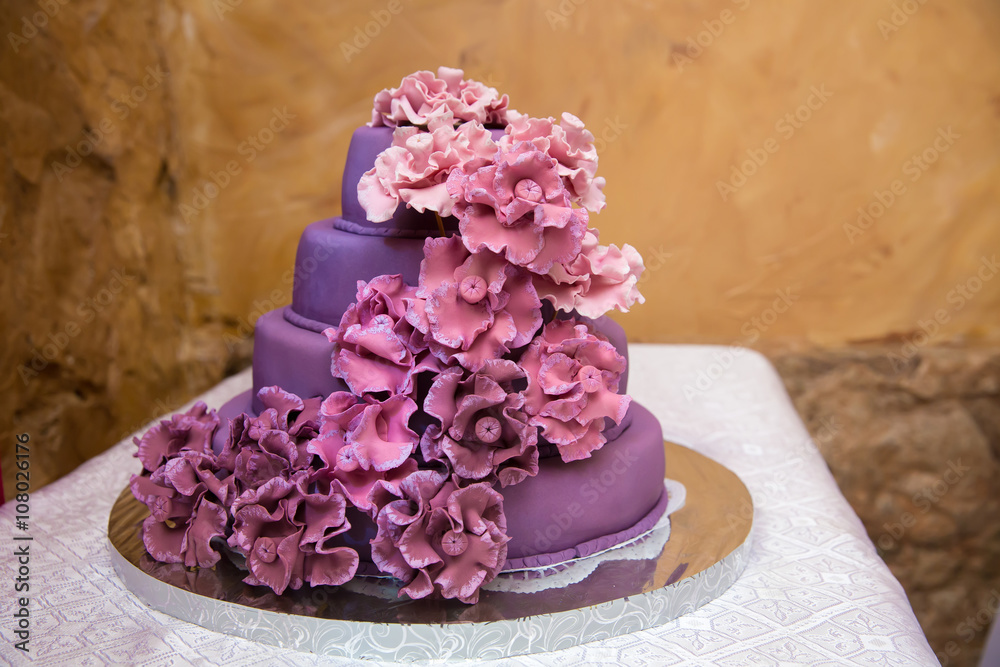 Maroon Green and White January Wedding Colors 2022, Maroon and White  Wedding Cake - ColorsBridesmaid