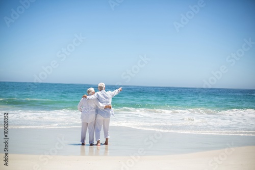 Senior couple embracing and pointing © WavebreakMediaMicro
