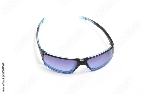 Мужские синие солнцезащитные темные очки на изолированном белом фоне