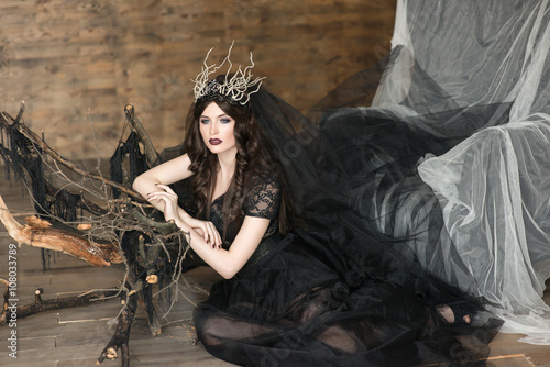 Billede på lærred The portrait of beautiful girl in  black dress and crown